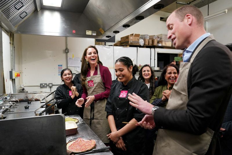 &copy; Reuters. Príncipe William e princesa Kate visitam restaurante em Birmingham, Reino Unido
20/04/2023
Arthur Edwards/Pool via REUTERS