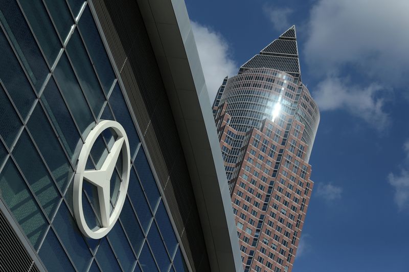 &copy; Reuters. FILE PHOTO: The Mercedes-Benz logo is pictured at the 2019 Frankfurt Motor Show (IAA) in Frankfurt, Germany, September 10, 2019. REUTERS/Ralph Orlowski