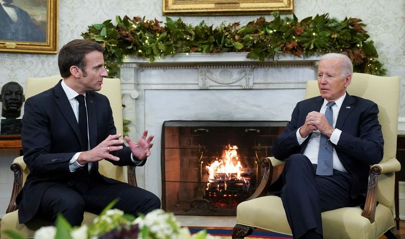 &copy; Reuters. Le président français Emmanuel Macron s'entretient avec le président américain Joe Biden dans le bureau ovale à la Maison-Blanche, à Washington, aux États-Unis. /Photo prise le 1er décembre 2022/REUTERS/Kevin Lamarque