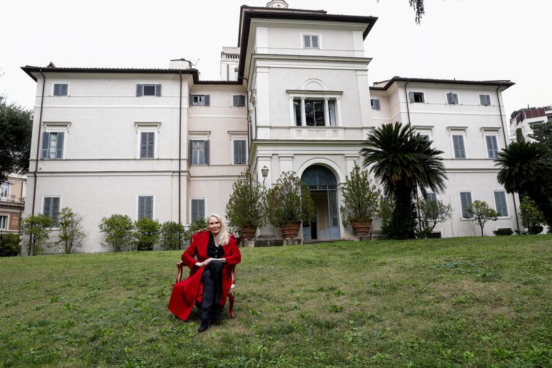 &copy; Reuters. Princesa Rita Boncompagni Ludovisi posa em frente à Villa Aurora, propriedade que tem o único afresco conhecido de Caravaggio
16/11/2021
REUTERS/Remo Casilli