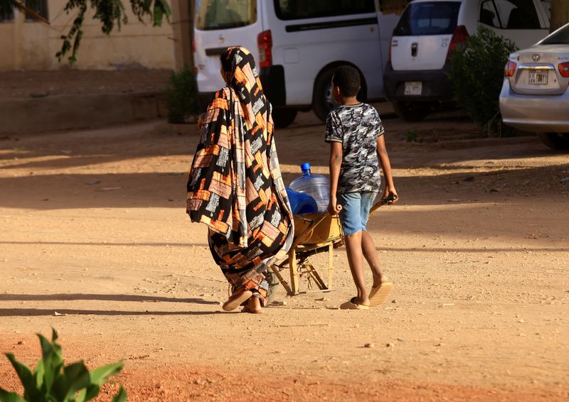 &copy; Reuters. Pessoas procuram por água no Sudão
20/04/2023
REUTERS/Mohamed Nureldin Abdallah