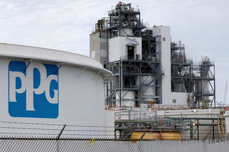 &copy; Reuters. FILE PHOTO: A PPG Industries precipitated silicas plant is pictured in West Lake, Louisiana, U.S., June 12, 2018. REUTERS/Jonathan Bachman