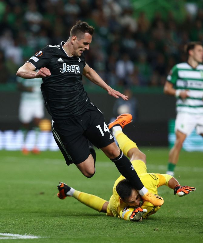 &copy; Reuters. Arkadiusz Milik, da Juventus, em ação na partida contra o Sporting, de Antonio Adan
20/04/2023
REUTERS/Rodrigo Antunes