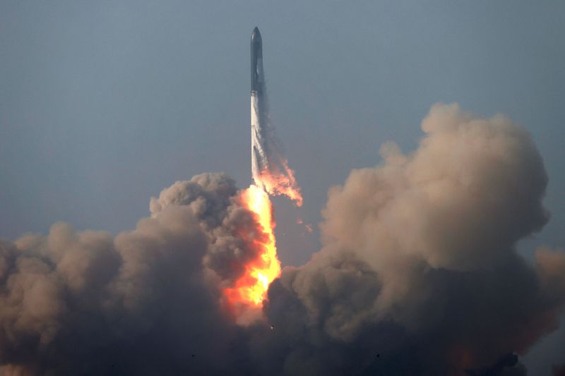 &copy; Reuters. SpaceX's next-generation Starship spacecraft atop its powerful Super Heavy rocket lifts off from the company's Boca Chica launchpad on a brief uncrewed test flight near Brownsville, Texas, U.S. April 20, 2023. REUTERS/Joe Skipper