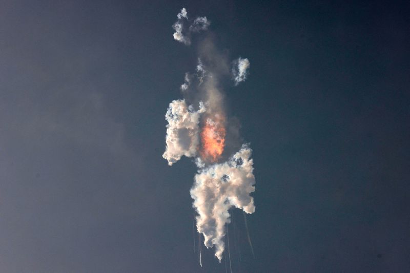 © Reuters. SpaceX's next-generation Starship spacecraft, atop its powerful Super Heavy rocket, explodes after its launch from the company's Boca Chica launchpad on a brief uncrewed test flight near Brownsville, Texas, U.S. April 20, 2023. REUTERS/Joe Skipper   