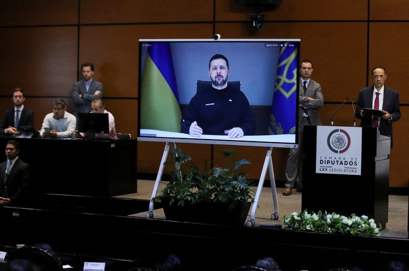 &copy; Reuters. Presidente ucraniano, Volodymyr Zelenskiy, discursa a parlamentares mexicanos
20/04/2023
REUTERS/Henry Romero