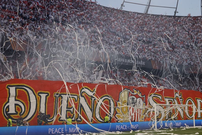 &copy; Reuters. Torcedores do Sevilla comemoram classificação contra o Manchester United
20/04/2023
REUTERS/Marcelo Del Pozo