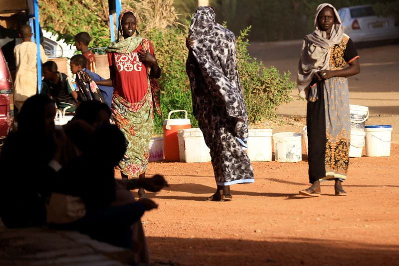 &copy; Reuters. People look for water during clashes between the paramilitary Rapid Support Forces and the army in Khartoum North, Sudan April 20, 2023. REUTERS/Mohamed Nureldin Abdallah