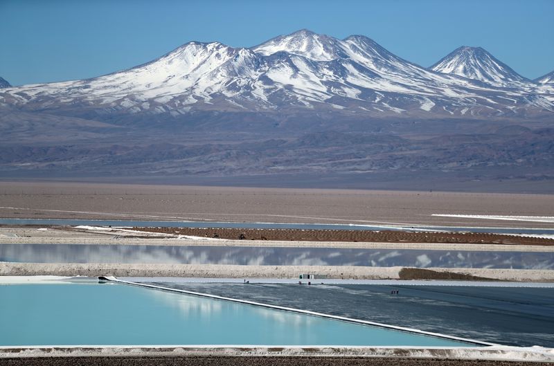 &copy; Reuters. FILE PHOTO: A view of a brine pool of a lithium mine on the Atacama salt flat in the Atacama desert, Chile, August 16, 2018. REUTERS/Ivan Alvarado/File Photo