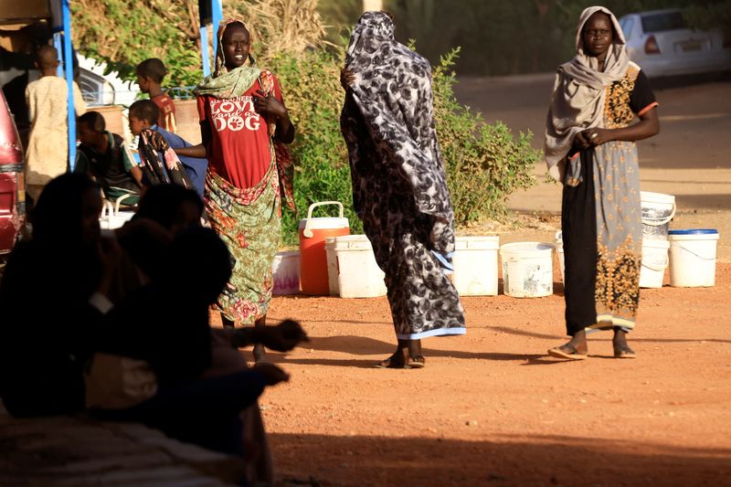 &copy; Reuters. أشخاص يبحثون عن الماء خلال اشتباكات بين قوات الدعم السريع شبه العسكرية والجيش السوداني في الخرطوم بحري يوم الخميس. تصوير: محمد نور الدين عبد
