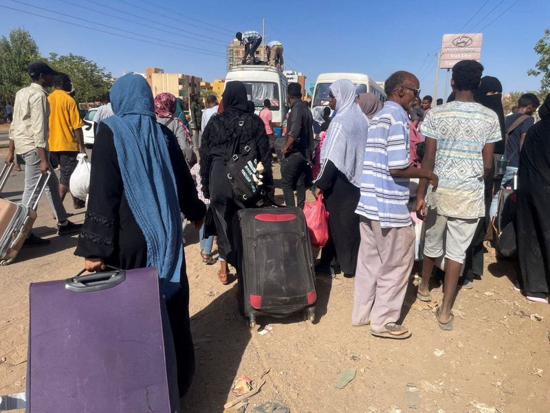 © Reuters. أشخاص يتجمعون عند محطة حافلات للفرار من الخرطوم خلال اشتباكات بين قوات الدعم السريع شبه العسكرية والجيش السوداني يوم 19 أبريل نيسان 2023. تصوير: الطيب صديق - رويترز.