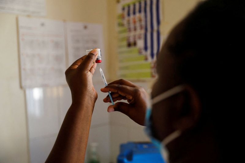&copy; Reuters. FILE PHOTO: A nurse fills a syringe with malaria vaccine before administering it to an infant at the Lumumba Sub-County hospital in Kisumu, Kenya, July 1, 2022. REUTERS/Baz Ratner/