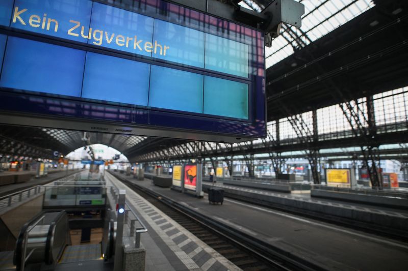 &copy; Reuters. Un tableau numérique indiquant "pas de service de train" est vu à la gare centrale de Cologne vide lors d'une grève nationale déclenchée par le syndicat allemand Verdi à propos d'un conflit salarial, à Cologne, en Allemagne. /Photo prise le 21 avri