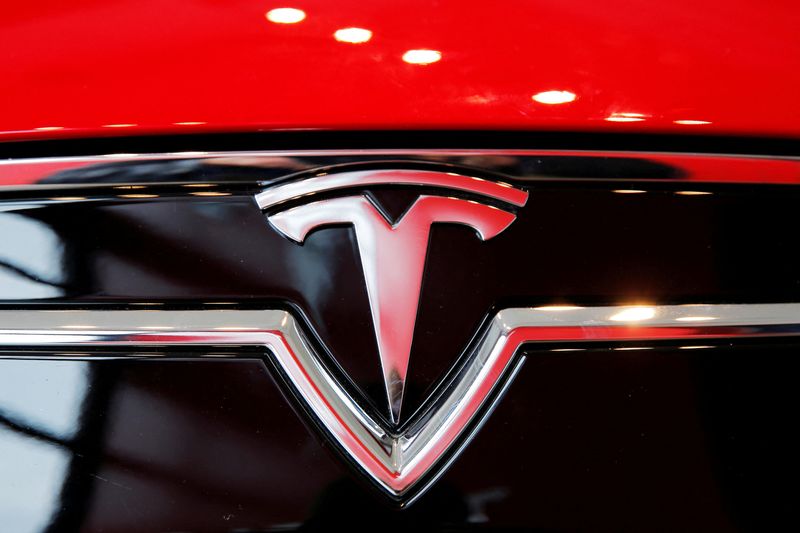 &copy; Reuters. Photo d'archives du logo de Tesla sur une Model S photographié à l'intérieur d'un concessionnaire de Tesla à New York. /Photo prise le 29 avril 2016/REUTERS/Lucas Jackson 