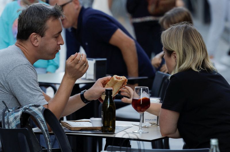 &copy; Reuters. FOTO DE ARCHIVO: Personas en la terraza de un restaurante en Ronda, Andalucía, España, el 13 de octubre de 2022. REUTERS/Jon Nazca