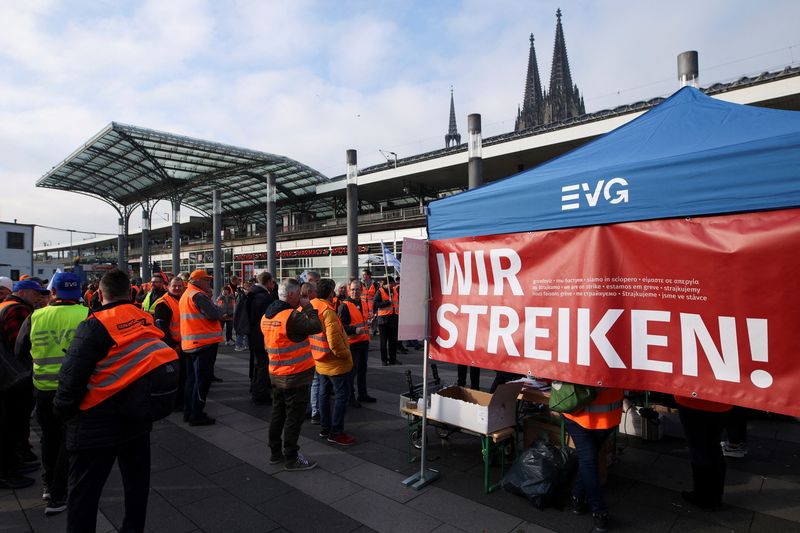 &copy; Reuters. Railway workers protest in front of the Cologne Central Station during a nationwide strike called by the EVG rail and transport union over a wage dispute, in Cologne, Germany, April 21, 2023. REUTERS/Thilo Schmuelgen  