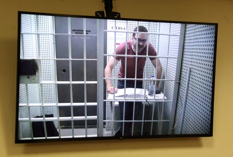 &copy; Reuters. FILE PHOTO: FILE PHOTO: Russian opposition politician Ilya Yashin, who was sentenced to eight-and-a-half years in prison in December 2022 on charges of spreading "false information" about the Russian army, is seen on a screen via video link during a court