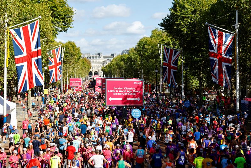 © Reuters. FILE PHOTO: Athletics - London Marathon - London, Britain - October 2, 2022 General view of the Mall after runners finish the London Marathon Action Images via Reuters/Andrew Boyers/File Photo