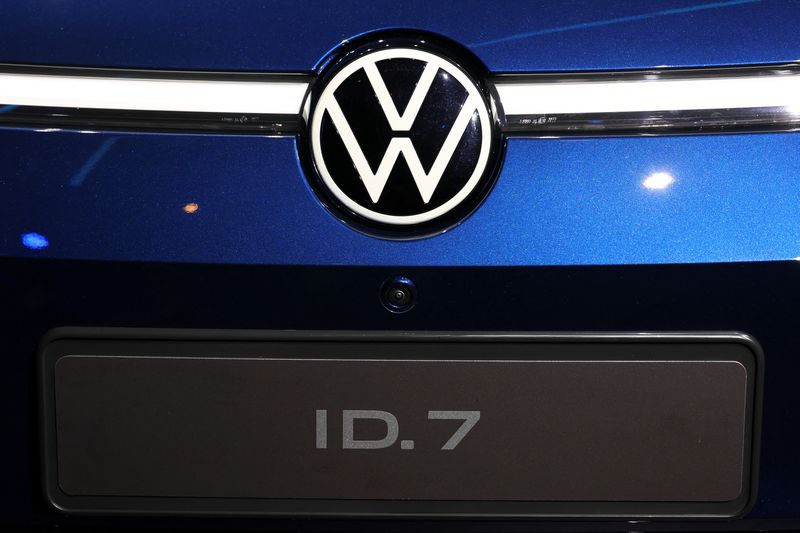 &copy; Reuters. Il logo Volkswagen sulla nuova ID.7 a Berlino. 17 aprile 2023  REUTERS/Fabrizio Bensch