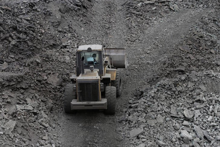 &copy; Reuters. Imagen de archivo de un trabajador operando una excavadora en la mina Teziutlán de la empresa minera Autlán que produce ferroaleaciones para la industria siderúrgica, en el municipio de Teziutlán, en el estado de Puebla, México. 21 jul 2020. REUTERS/