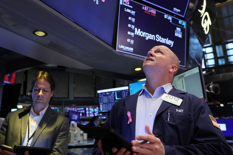 &copy; Reuters. متعاملان يتابعان حركة تداول الأسهم في بورصة نيويورك في 19 أبريل نيسان 2023. تصوير : برندان مكدرميد - رويترز . 