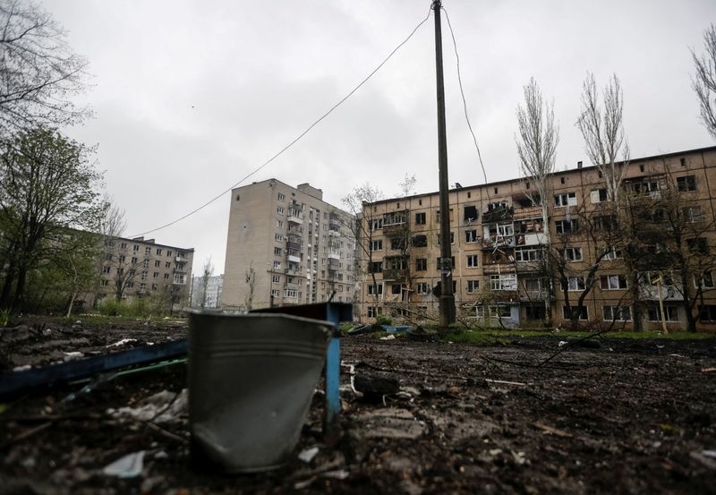 © Reuters. منظر لآثار الدمار التي لحقت بالمباني السكنية في مدينة باخموت بمنطقة دونيتسك الأوكرانية جراء هجوم عسكري روسي يوم الجمعة . تصوير :  آنا كودريافتسيفا - رويترز . 