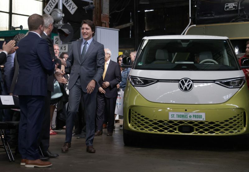 &copy; Reuters. Canada's Prime Minister Justin Trudeau arrives to attend a news conference to announce details on the construction of a gigafactory for electric vehicle battery production by Volkswagen Group's battery company PowerCo SE in St. Thomas, Ontario, Canada Apr