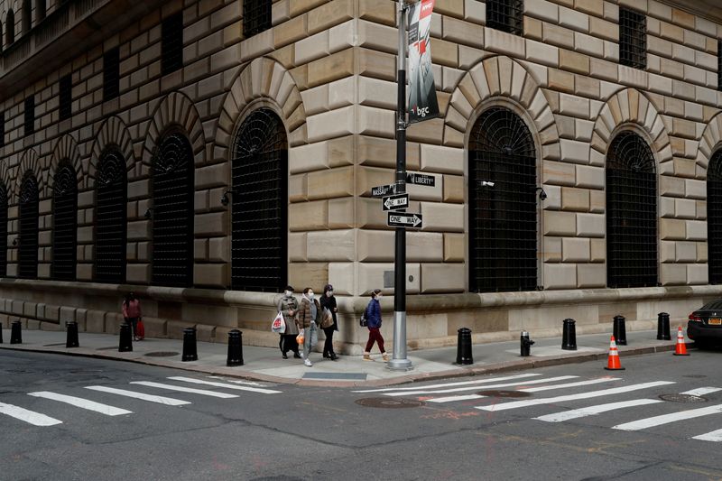 &copy; Reuters. FILE PHOTO: People walk wearing masks outside The Federal Reserve Bank of New York in New York City, U.S., March 18, 2020. REUTERS/Lucas Jackson/File Photo