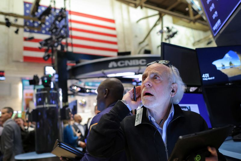 &copy; Reuters. FOTO DE ARCHIVO: Un operador trabaja en la Bolsa de Nueva York (NYSE) en Nueva York, Estados Unidos. 17 de marzo, 2023. REUTERS/Andrew Kelly