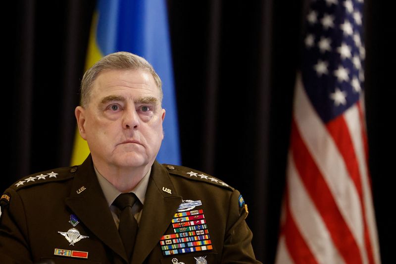 &copy; Reuters. الجنرال مارك ميلي رئيس هيئة الأركان الأمريكية المشتركة خلال اجتماع لحلفاء أوكرانيا في قاعدة رامشتاين الجوية بألمانيا يوم الجمعة. تصوير: ها