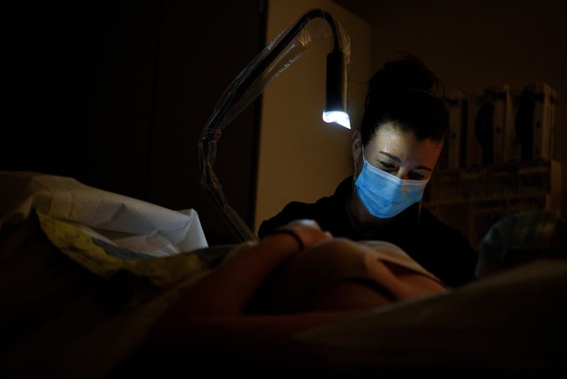 &copy; Reuters. Julie Mullette, an abortion care coordinator, inserts an IV in a patient ahead of a surgical abortion procedure at Blue Mountain Clinic in Missoula, Montana, U.S. February 23, 2023. According to NPR, a recent survey from the Public Religion Research Ins