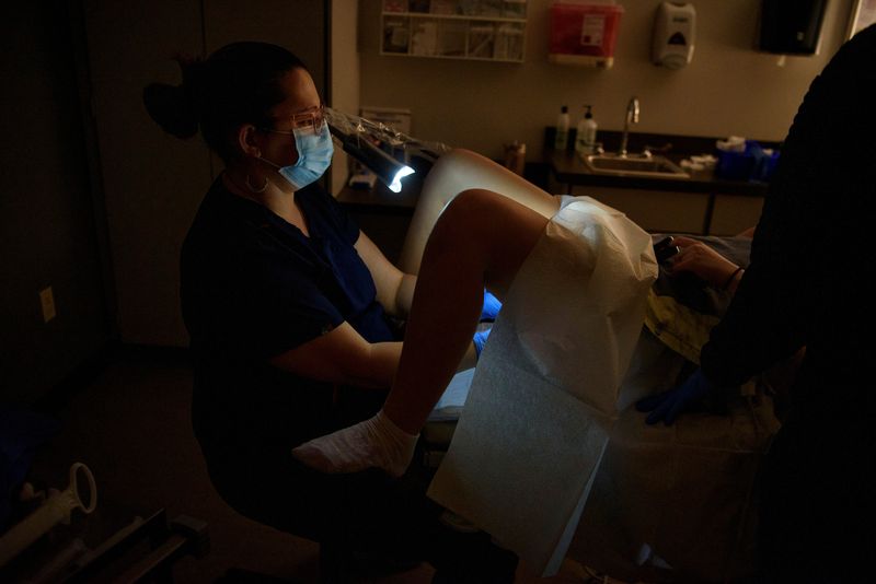 © Reuters. Dr. Blau performs a surgical abortion on a patient who is six weeks pregnant at Blue Mountain Clinic in Missoula, Montana, U.S., February 23, 2023. The patient could have received a medication abortion but opted for a surgical procedure instead. 