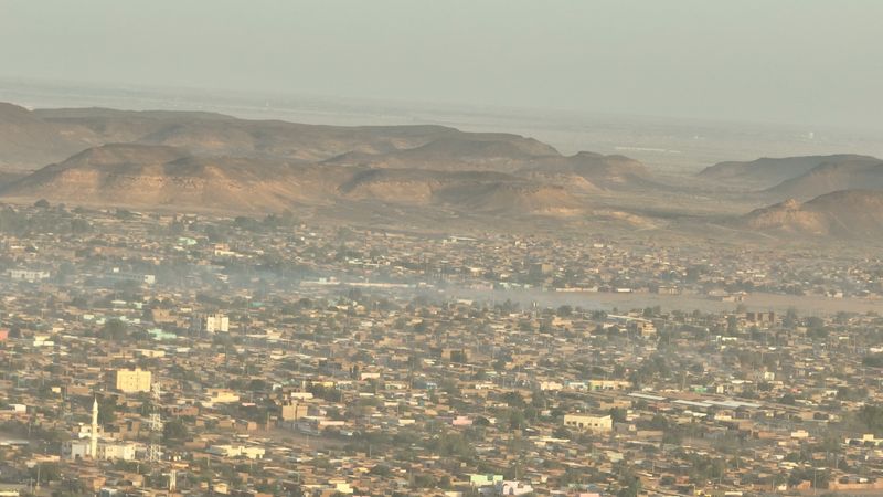 © Reuters. Plumes of smoke rises over the city of Omdurman, as conflict between the Paramilitary Rapid Support Forces and the army  continues, in Omdurman, Sudan April 21, 2023, in this screengrab obtained from a video by Reuters.  