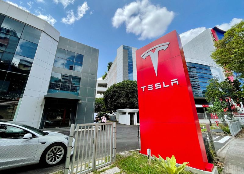 © Reuters. FILE PHOTO: A view of the Tesla service centre in Singapore July 16, 2022. REUTERS/Chen Lin/File Photo