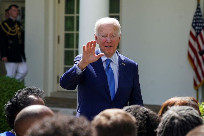 &copy; Reuters. U.S. President Joe Biden waves after delivering remarks on "actions to advance environmental justice," prior to signing an executive order in the Rose Garden at the White House in Washington, U.S., April 21, 2023. REUTERS/Kevin Lamarque