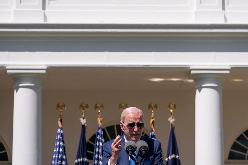 &copy; Reuters. الرئيس الأمريكي جو بايدن يتجدث في البيت الأبيض بواشنطن يوم 18 أبريل نيسان 2023. تصوير: ناثان هوارد - رويترز.