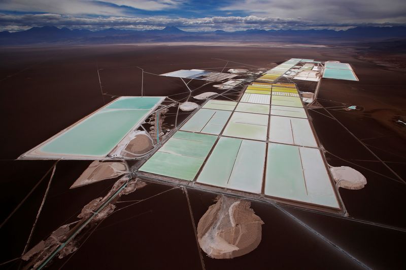 © Reuters. FILE PHOTO: An aerial view of the brine pools and processing areas of the Rockwood lithium plant on the Atacama salt flat, the largest lithium deposit currently in production, in the Atacama desert of northern Chile, January 10, 2013. Picture taken January 10, 2013. REUTERS/Ivan Alvarado/File Photo  