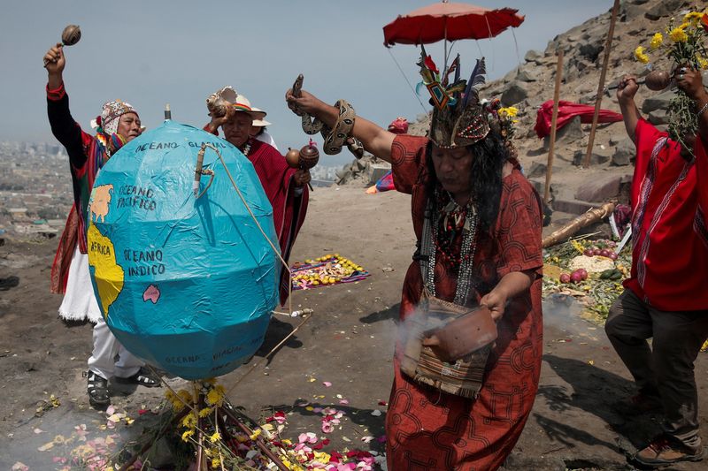 &copy; Reuters. الشامان في بيرو يؤدون طقوسا تقليدية ويقدمون عرضا لـ "باتشاماما" (أمنا الأرض) عشية "يوم الأرض" في ليما يوم الجمعة. تصوير: سيباستيان كاستانيدا - 