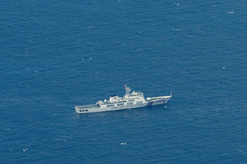 &copy; Reuters. سفينة خفر سواحل صينية بالقرب من جزيرة ثيتو التي تحتلها الفلبين في جزر سبراتلي المتنازع عليها في بحر الصين الجنوبي بتاريخ التاسع مارس آذار 202