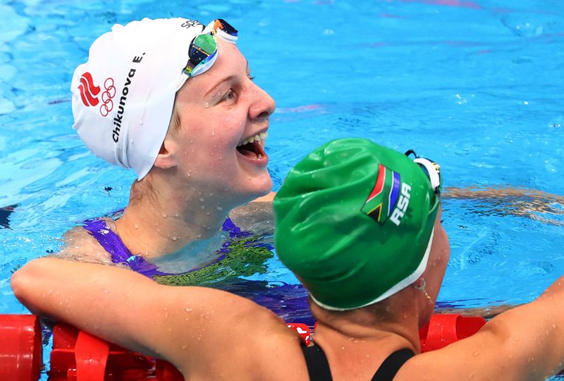 &copy; Reuters. 　競泳のロシア選手権が２１日に同国のカザンで行われ、１８歳のエフゲニーア・チクノワ（写真左）が女子２００メートル平泳ぎで世界新記録となる２分１７秒５５をマークした。東京で