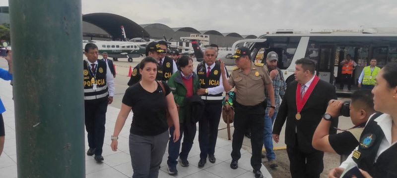 &copy; Reuters. رئيس بيرو السابق اليخاندرو توليدو لدى وصوله للمطار يوم الأحد عقب تسليمه لبيرو. صورة حصلت عليها رويترز من شركة بيرو الوطنية (يحظر إعادة البيع