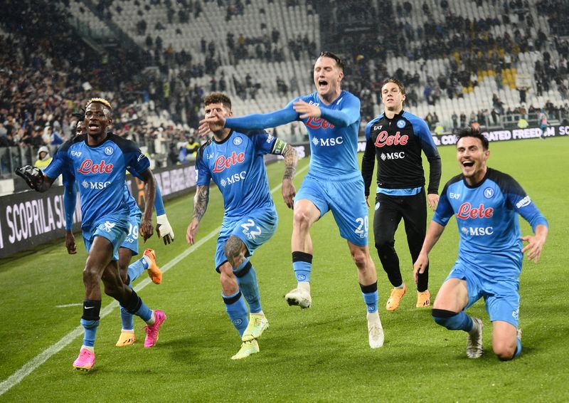 &copy; Reuters. لاعبو فريق نابولي يحتفلون بالفوز على يوفنتوس في دوري الدرجة الأولى الإيطالي لكرة القدم يوم الأحد في تورينو بإبطاليا. تصوير ماسيمو بينكا- رو