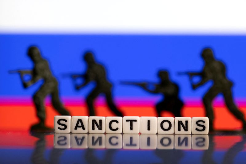 &copy; Reuters. صورة تعبيرية لمجسمات لجنود خلف كلمة عقوبات باللغة الإنجليزية أمام ألوان العلم الروسي التقطت في 25 فبراير شباط 2022. تصوير دادو روفيتش - رويترز.