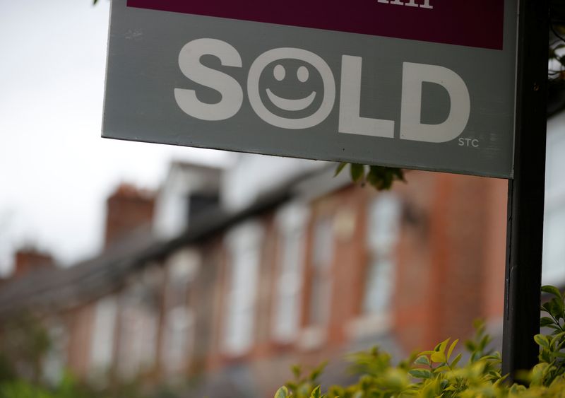 &copy; Reuters. FILE PHOTO: An estate agent’s board stands outside a housing development in Manchester, Britain, August 31, 2021. REUTERS/Phil Noble