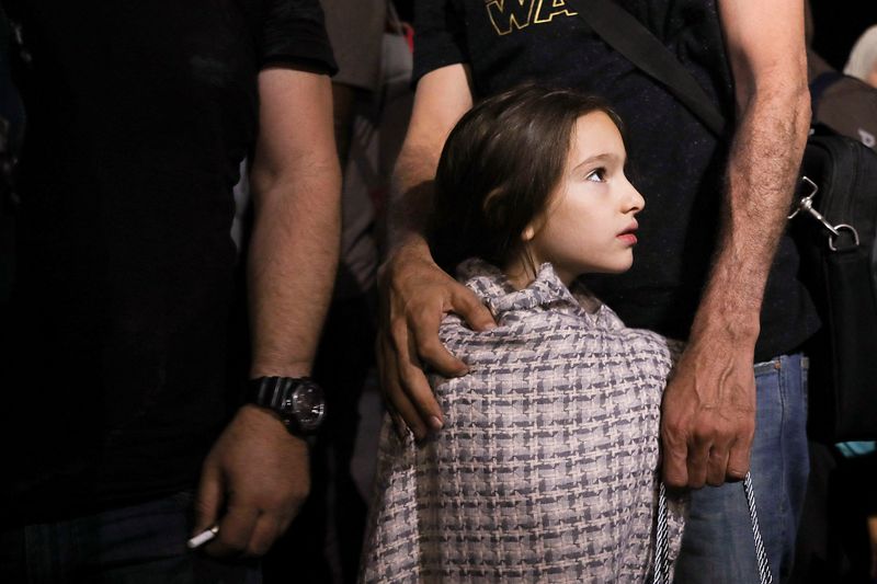 © Reuters. A child looks on as Jordanian citizens and other nationals who were evacuated from Sudan, arrive at Marka Military Airport, in Amman, Jordan April 24, 2023. REUTERS/Alaa Al Sukhni