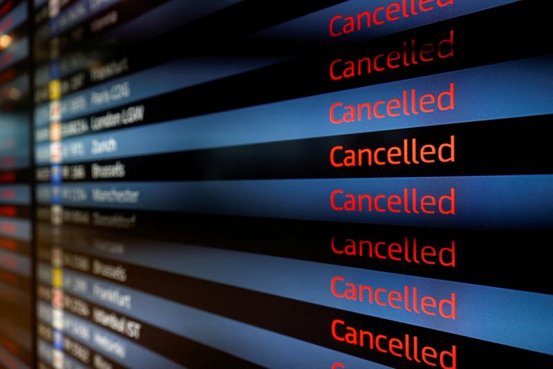 &copy; Reuters. FILE PHOTO: Departure panel shows canceled flights during a general strike by employees over pay demands, at the Berlin Brandenburg Airport (BER), in Schoenefeld near Berlin, Germany January 25, 2023. REUTERS/Michele Tantussi