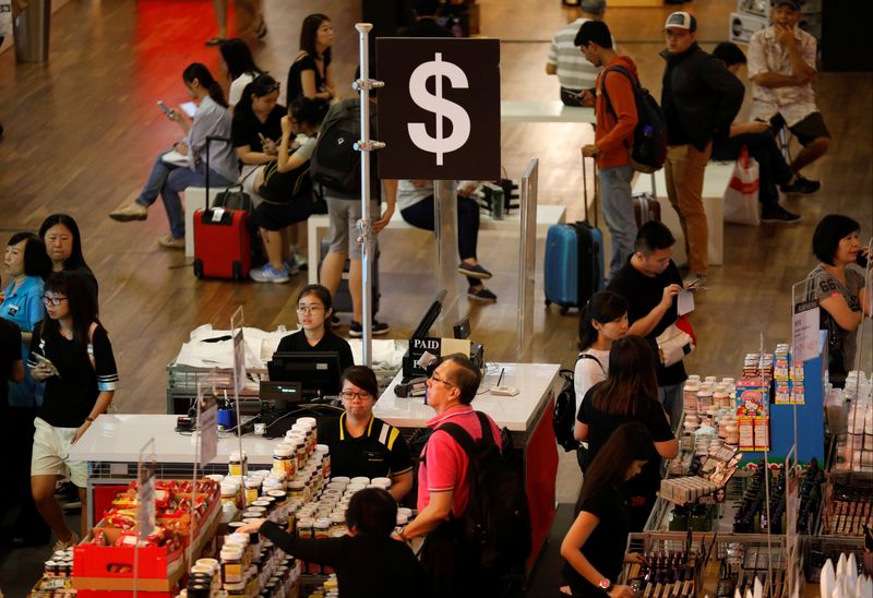 &copy; Reuters. FILE PHOTO: People shop at a pop-up store in Singapore April 24, 2017.  REUTERS/Edgar Su