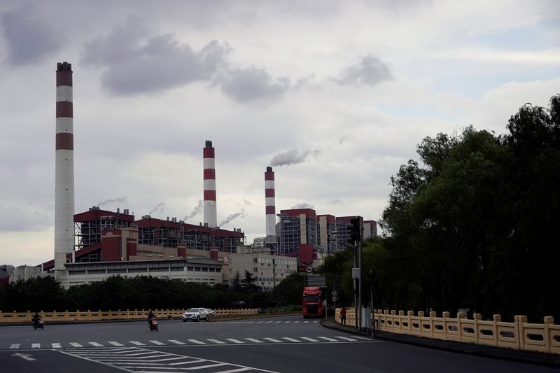 &copy; Reuters. 　４月２４日、環境保護団体グリーンピースは２４日、中国の地方政府が今年第１・四半期に建設を承認した石炭火力発電設備の容量が少なくとも２０．４５ギガワットに達し、２０２１年