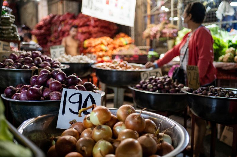 &copy; Reuters. FILE PHOTO: Onions are displayed at a stall at a public market in Manila, Philippines, January 28, 2023. REUTERS/Lisa Marie David