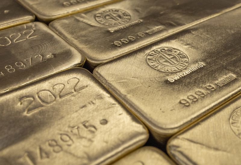 &copy; Reuters. سبائك ذهبية في مصنع لتكرير الذهب والفضة في سويسرا يوم 13 يوليو تموز 2022. تصوير: دينيس باليبوس - رويترز 